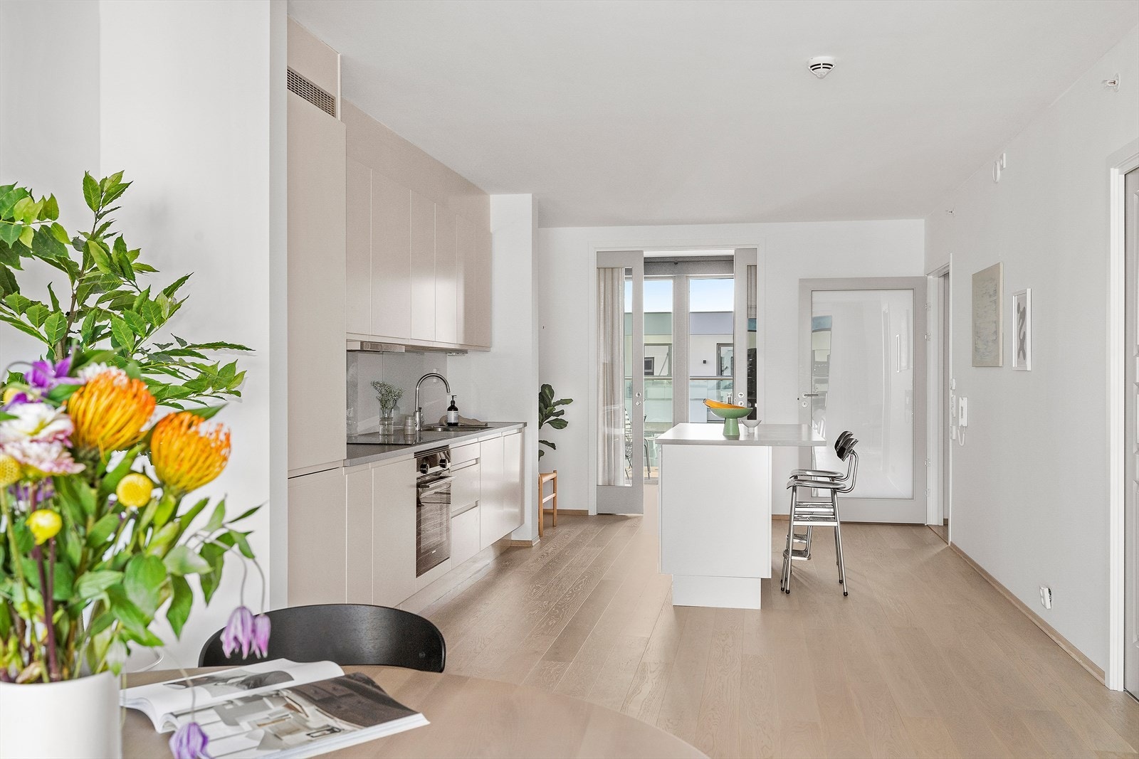 Kjøkkenet har åpen løsning mot stuen, men er allikevel nok adskilt til at kjøkkenet står seg som eget rom. Galleribilde