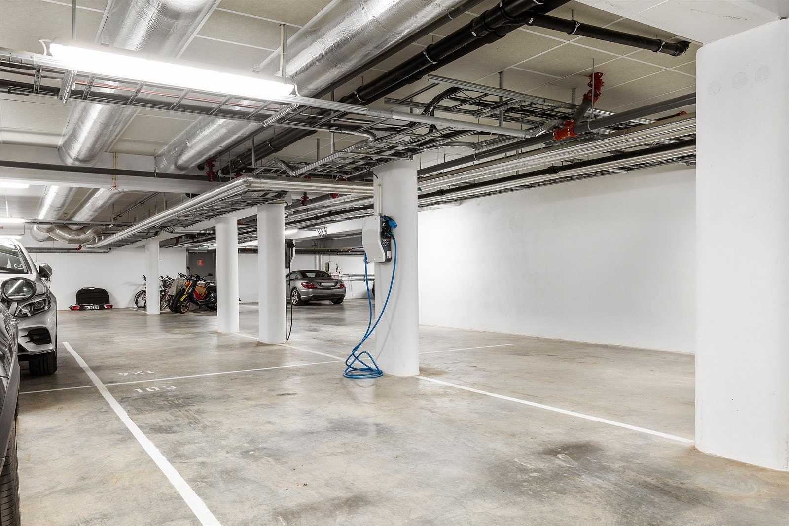 Garasjeplass med el-billader. Galleribilde