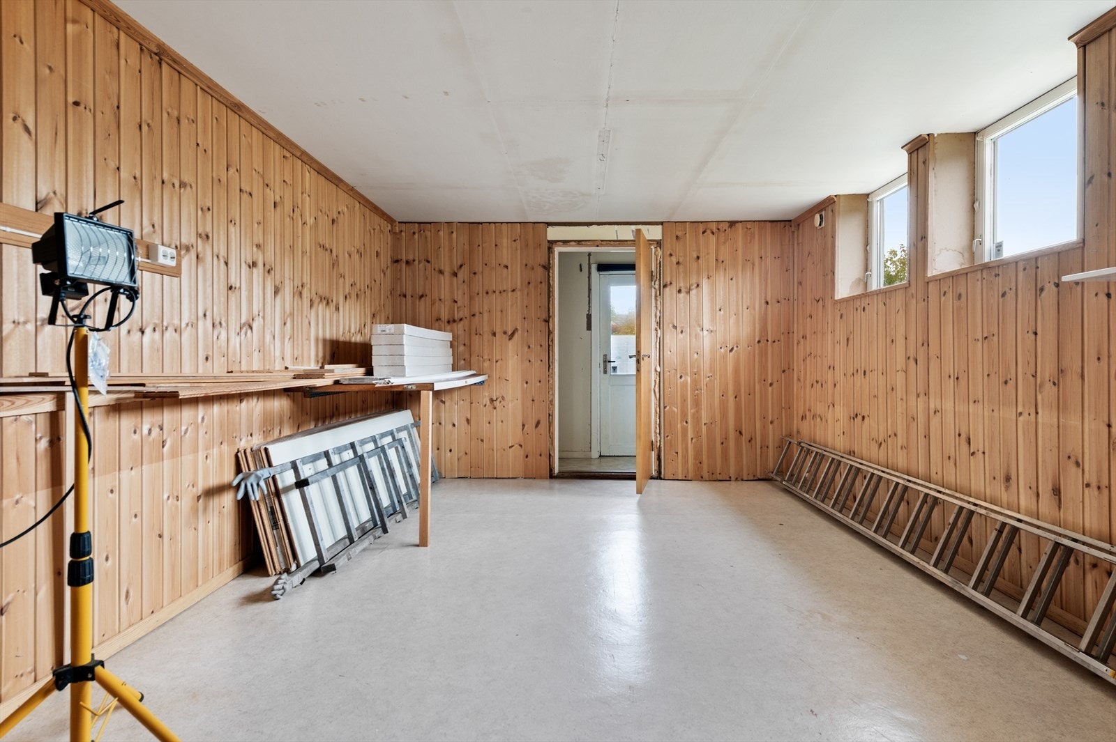 Kjelleren byr på rikelig med oppbevaringsplass m/flere kjellerrom Galleribilde