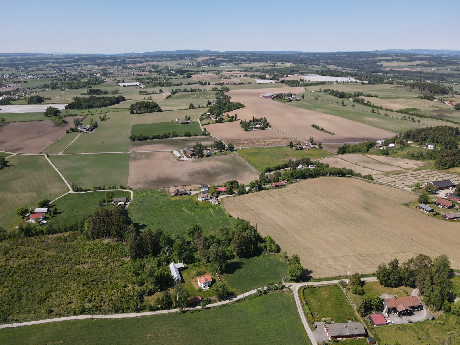 Sommerbilde - Andre veien er det flott utsikt mot Lena/Lensbygda (Dronebilde) Galleribilde