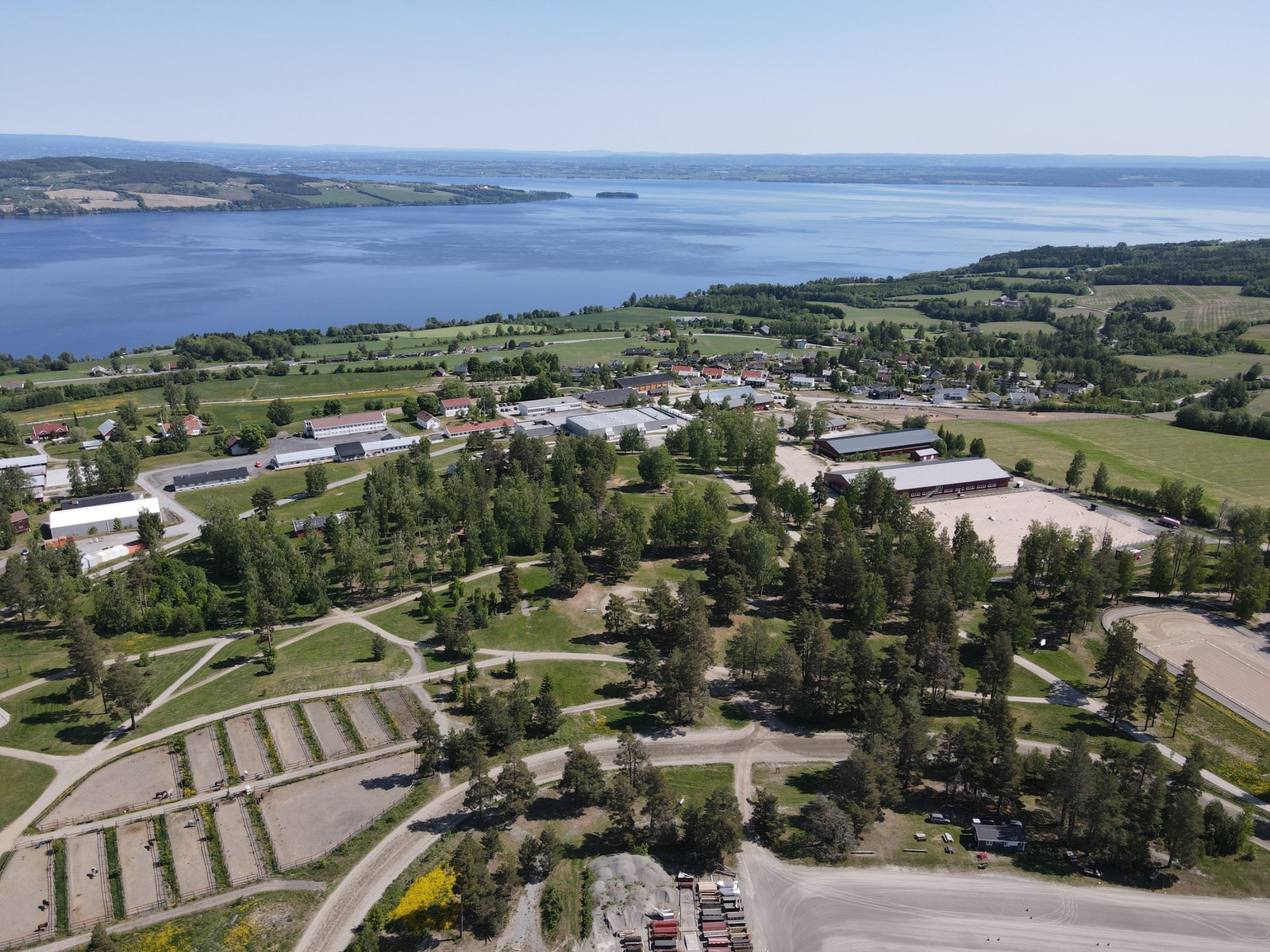 Sommerbilde - Over Starum er det flott utsikt mot Mjøsa (Dronebilde) Galleribilde