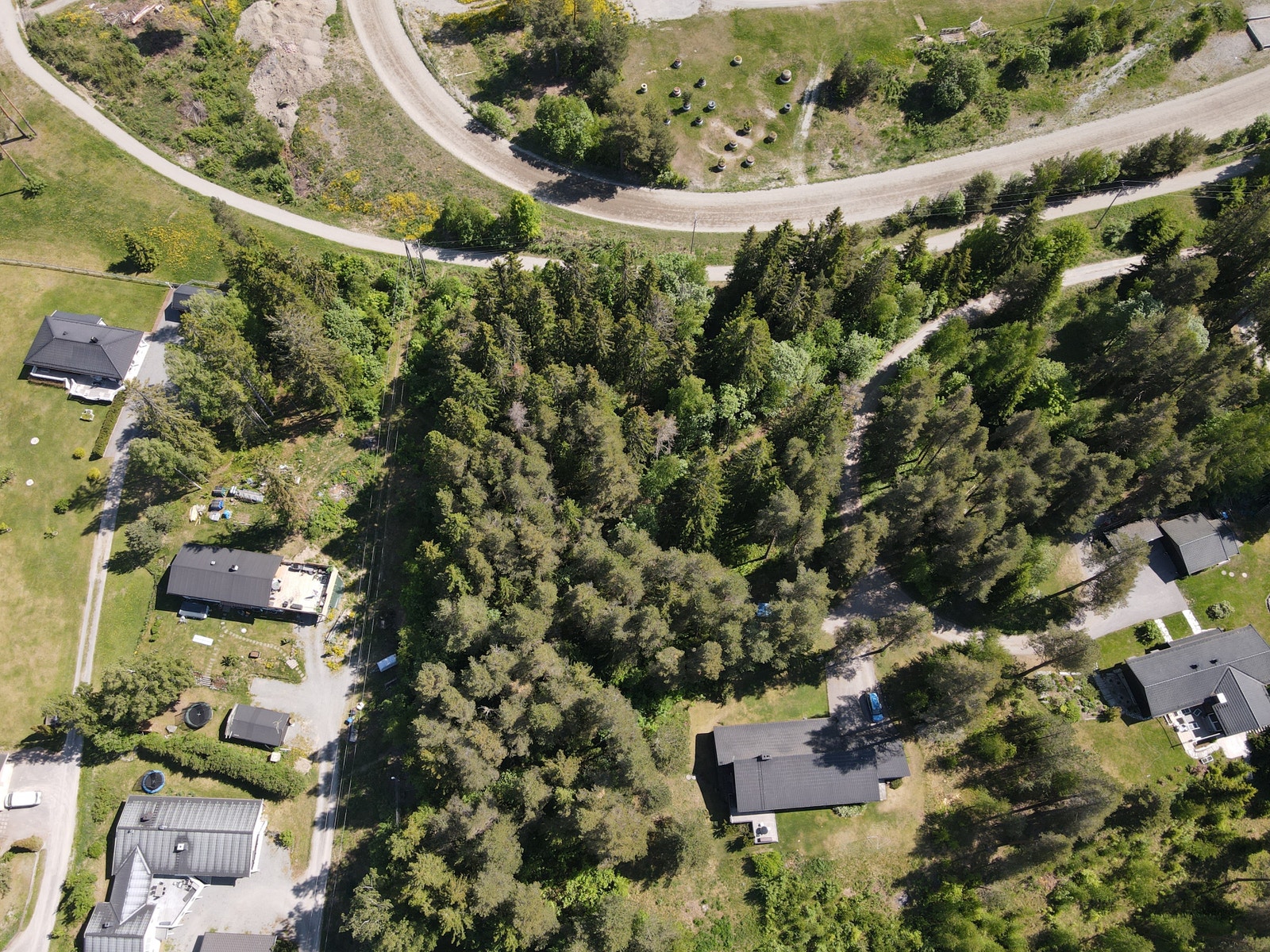 Sommerbilde - Dronebilde sett mot travbanen på Starum Galleribilde
