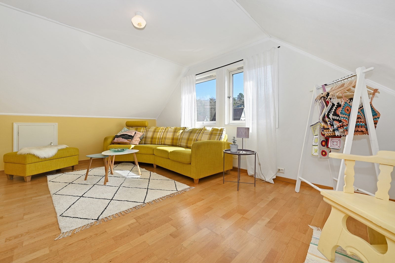 Det ene soverommet er i dag innredet som stue - et praktisk rom om man har barn eller ungdom i hus. Galleribilde