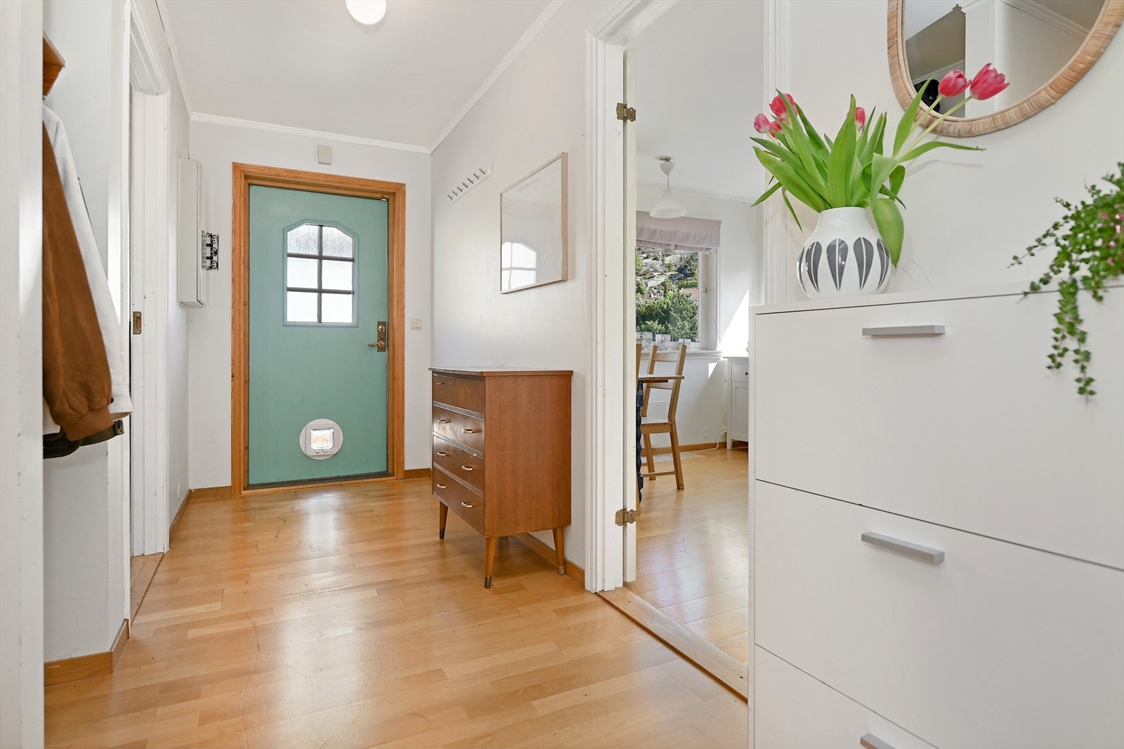 Entré med plass til kommode eller skap til oppbevaring av sko og klær. Galleribilde