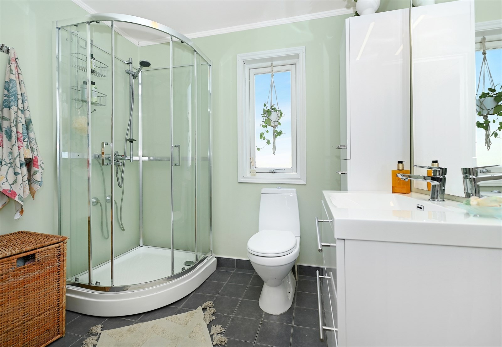 Badet i 1.etasje har sokkelflis på gulvet og malte slette vegger. Galleribilde