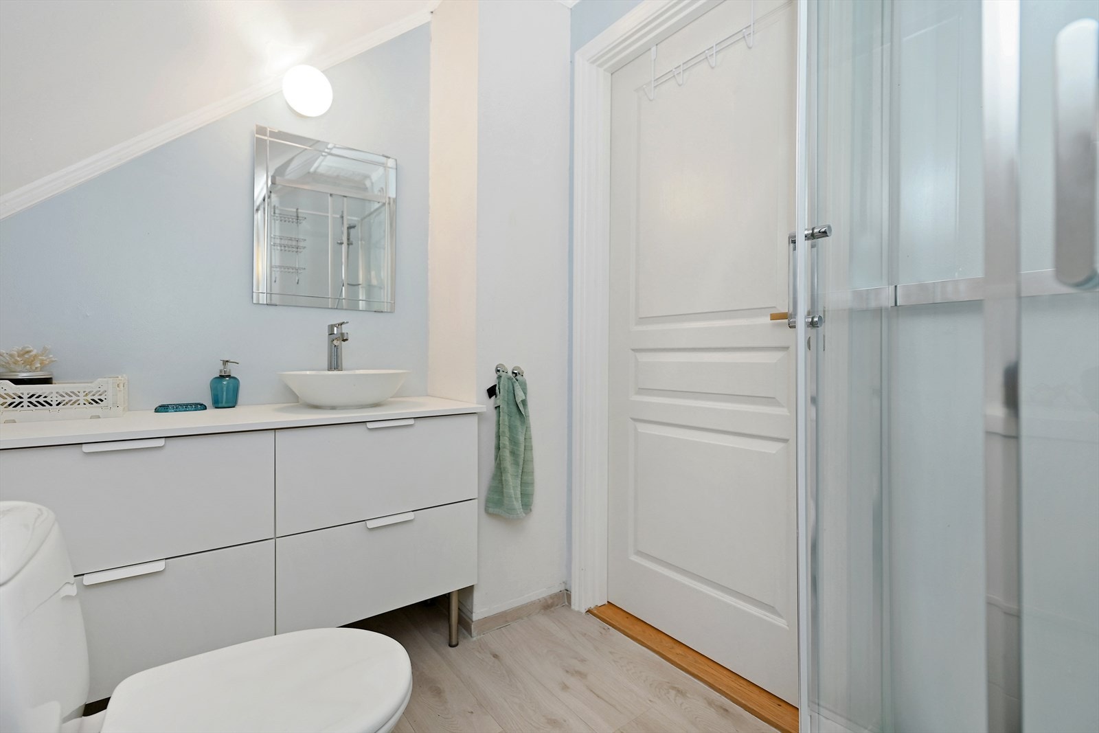 Badet i 2.etasje har klikkvinyl på gulvet og malt tapet på veggene. Galleribilde