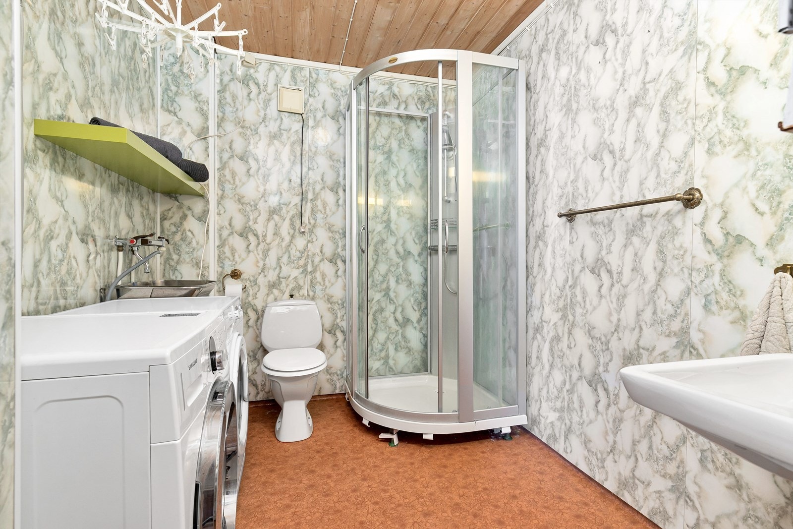 Badet i 1. etasje er innredet med servant, toalett og dusjkabinett. Det er også opplagg for vaskemaskin. Galleribilde