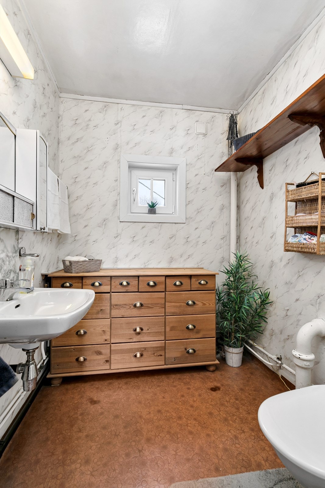 Toalettrom med nyere toalett. Galleribilde