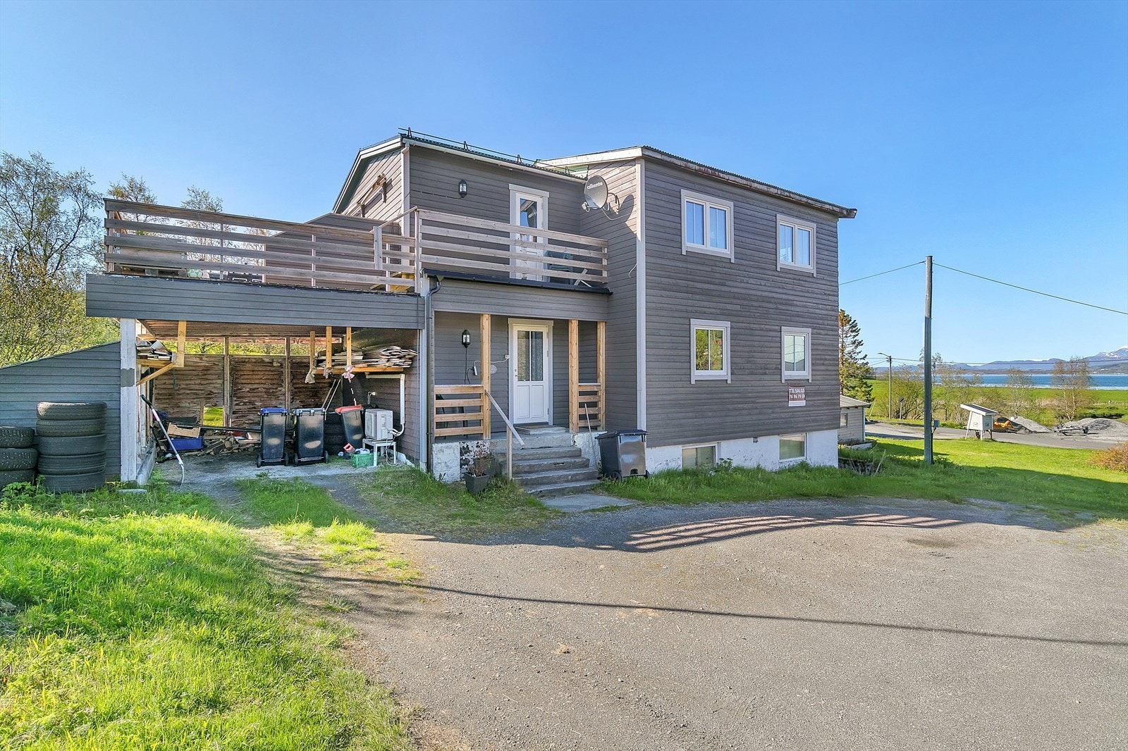 Det er etablert carport under balkong av trekonstruksjon Galleribilde