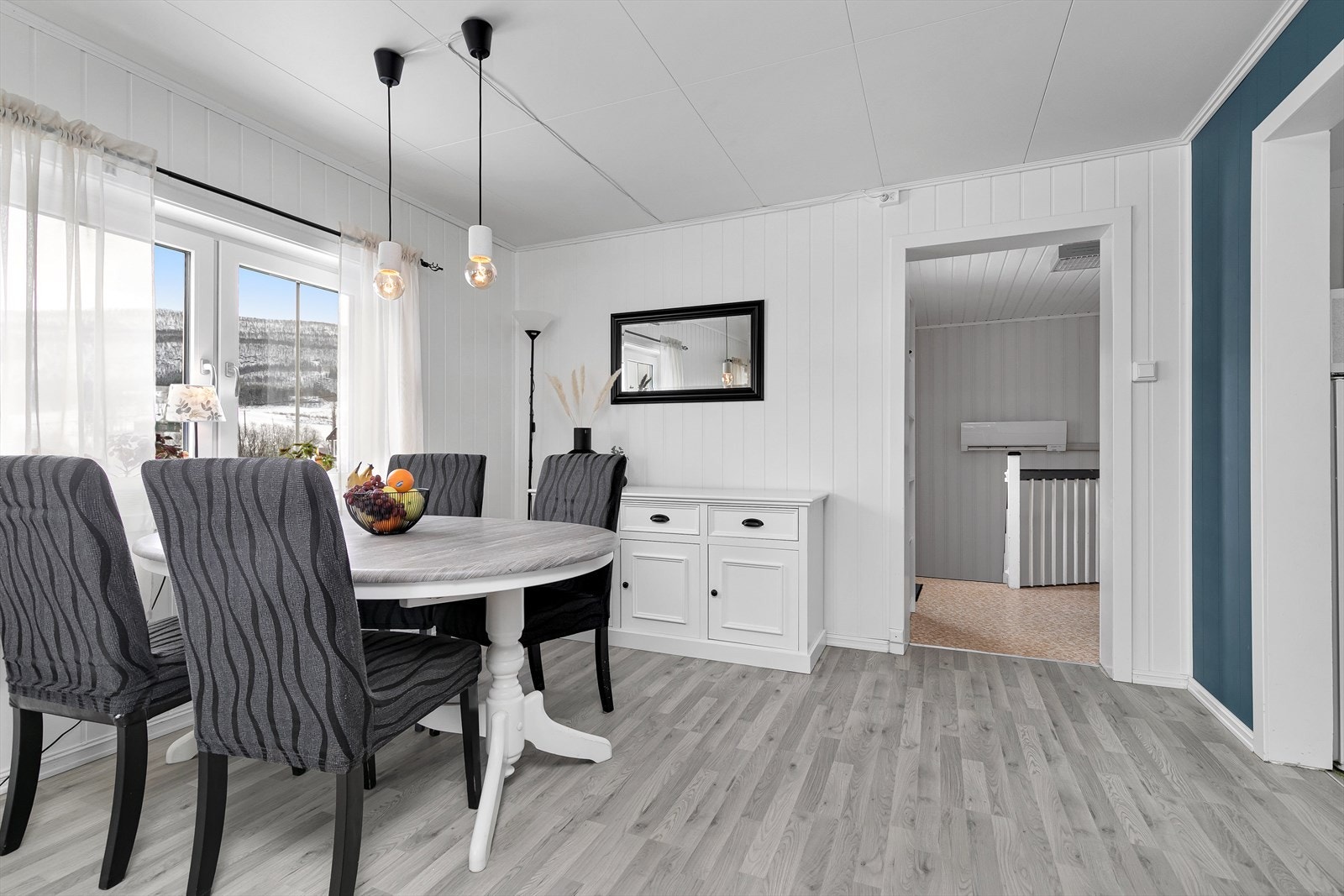 Her har du plass til spisemøbler. Galleribilde