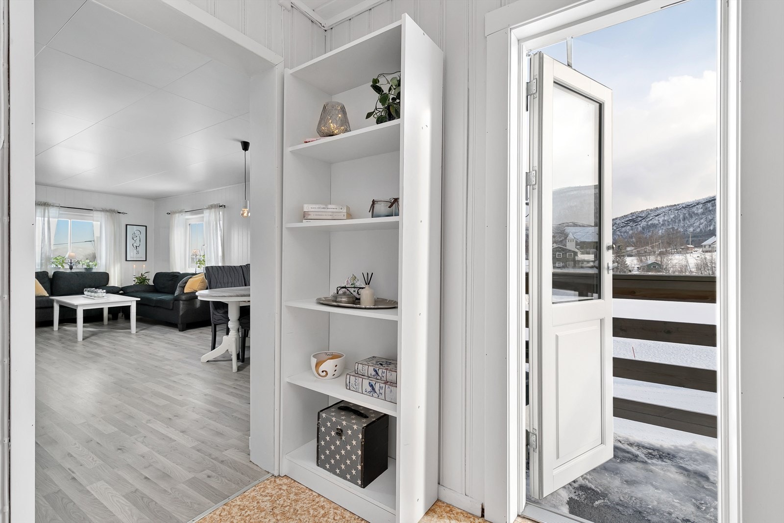 Utgang til balkong fra gang i 2. etasje Galleribilde