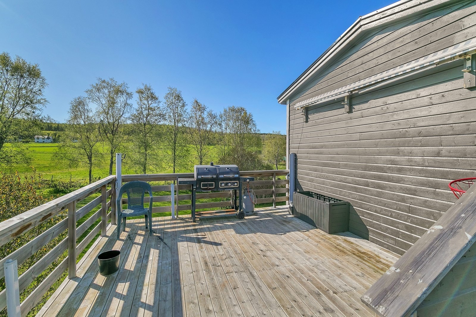 Stor balkong med plass til utemøbler Galleribilde