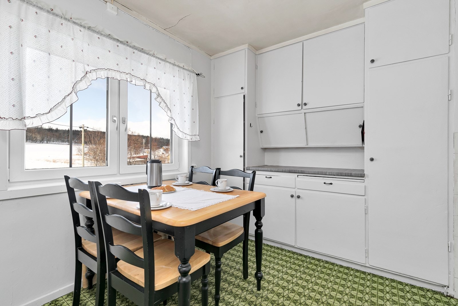 Eldre kjøkkeninnredning med benkeplate i laminat. Galleribilde