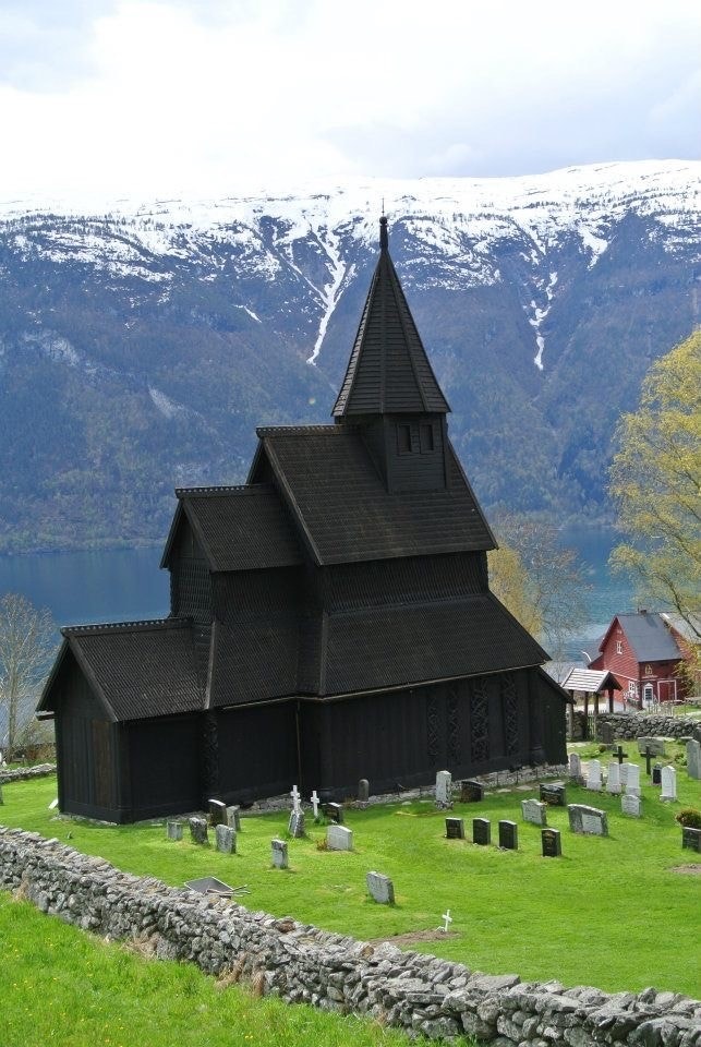 Stavkyrkja på Ornes er omlag næraste nabo til eigedomen, Foto er teke av seljar Galleribilde