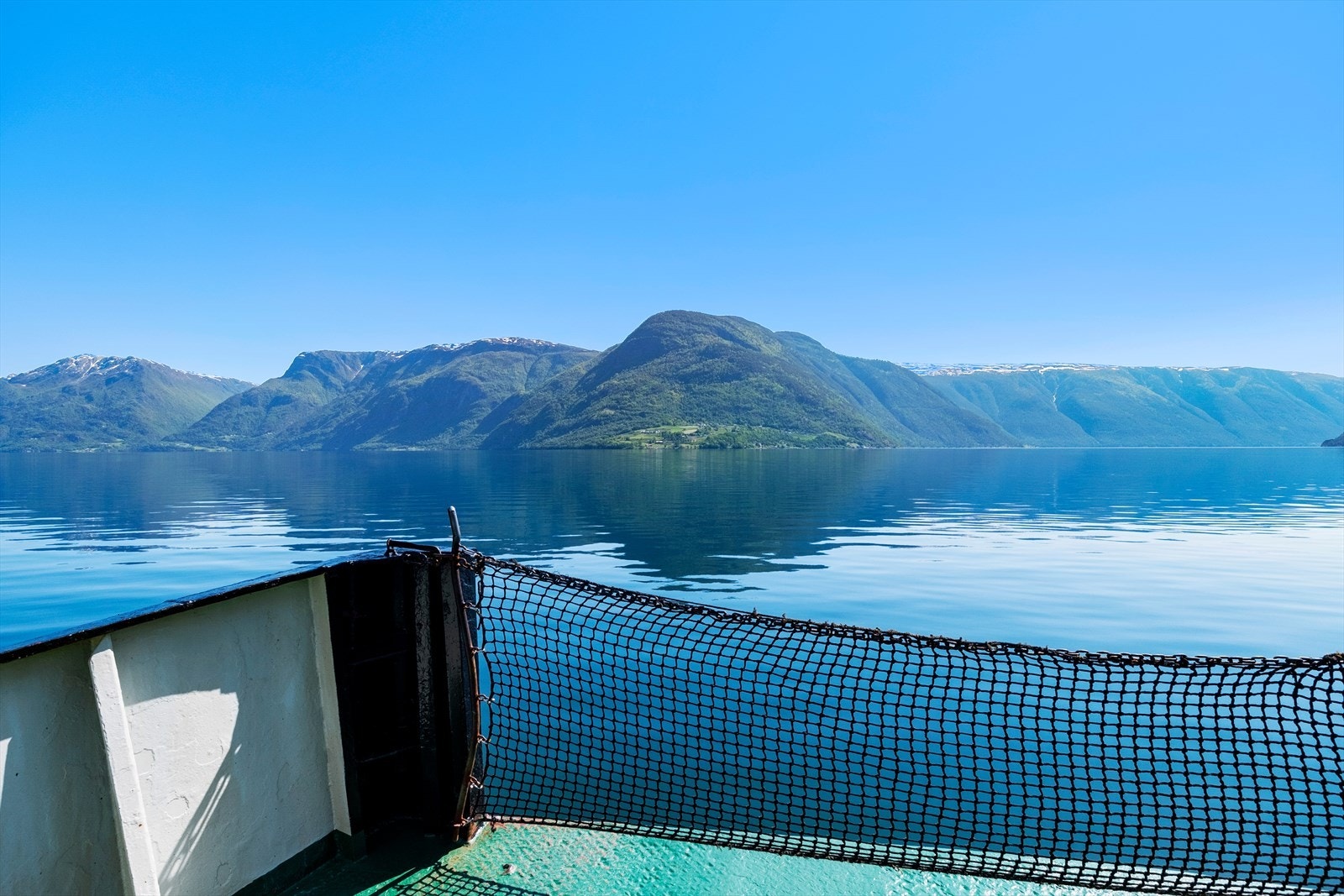 Ornes har ferjeforbindelse til Solvorn med to daglige avgangar i vinterhalvåret og timesavgangar i sommarhalvåret. Galleribilde