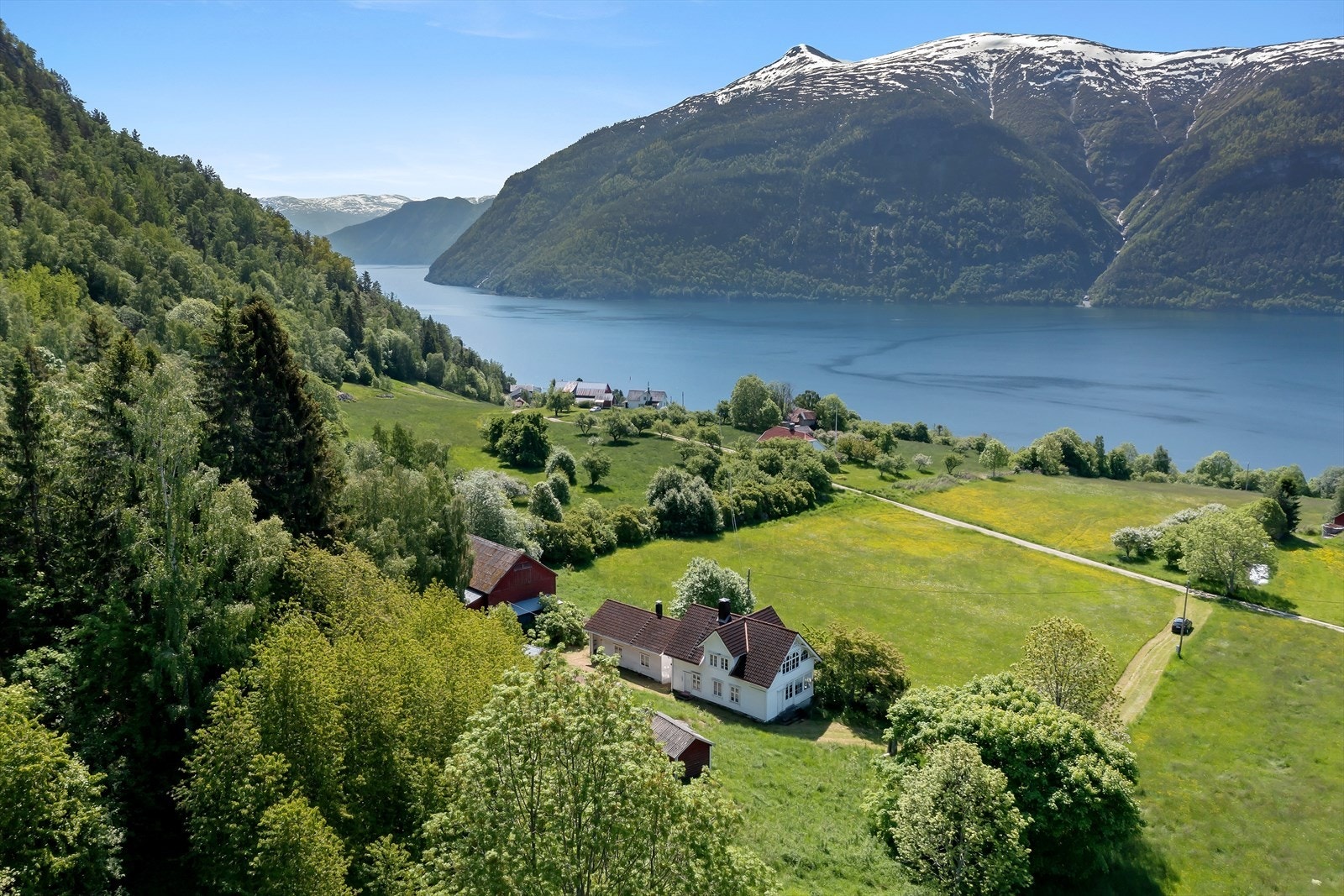 Det er fin utsikt frå eigedomen mot Solvorn og Mollandsmarki på andre sida av fjorden, Galleribilde