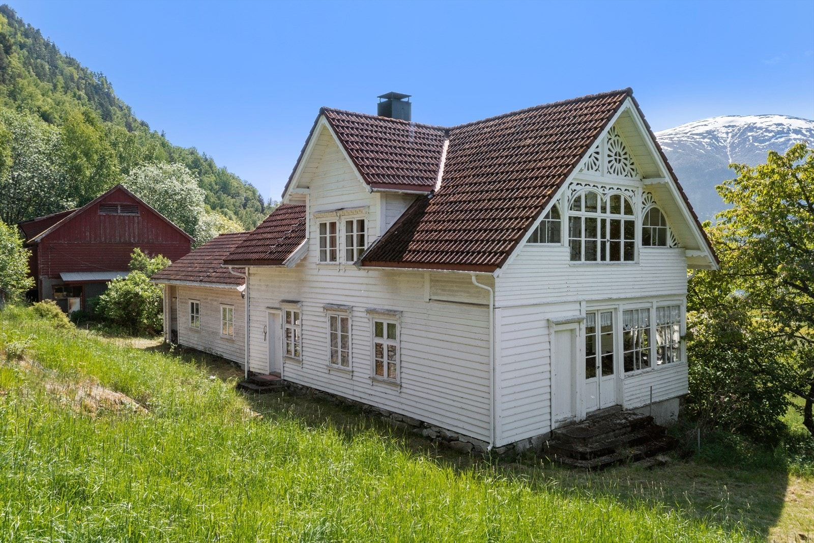 Eit småbruk som består av våningshus, kårbolig, driftsbygning, uthus, stabbur, naust og støylshus. Galleribilde