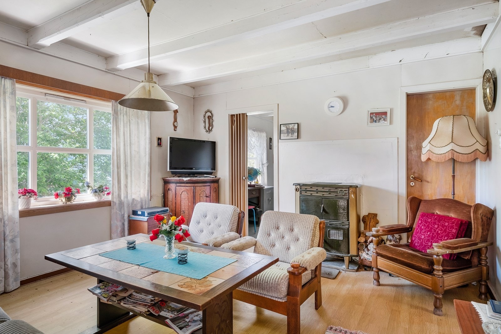 Eigedomen vert seld slik den framstår på visning med alt innbu og lausøyre som er på garden. Galleribilde