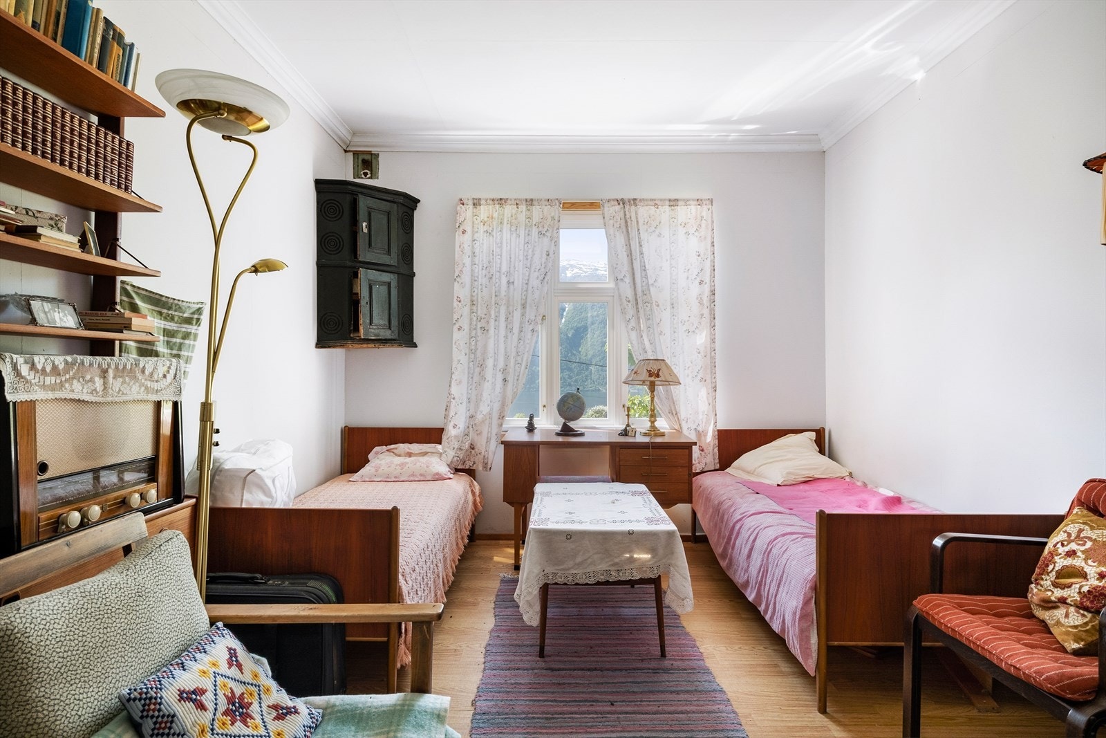 På loftet er det tresoverom, eine soverom har ein alkove, to boder/kott og gang Galleribilde