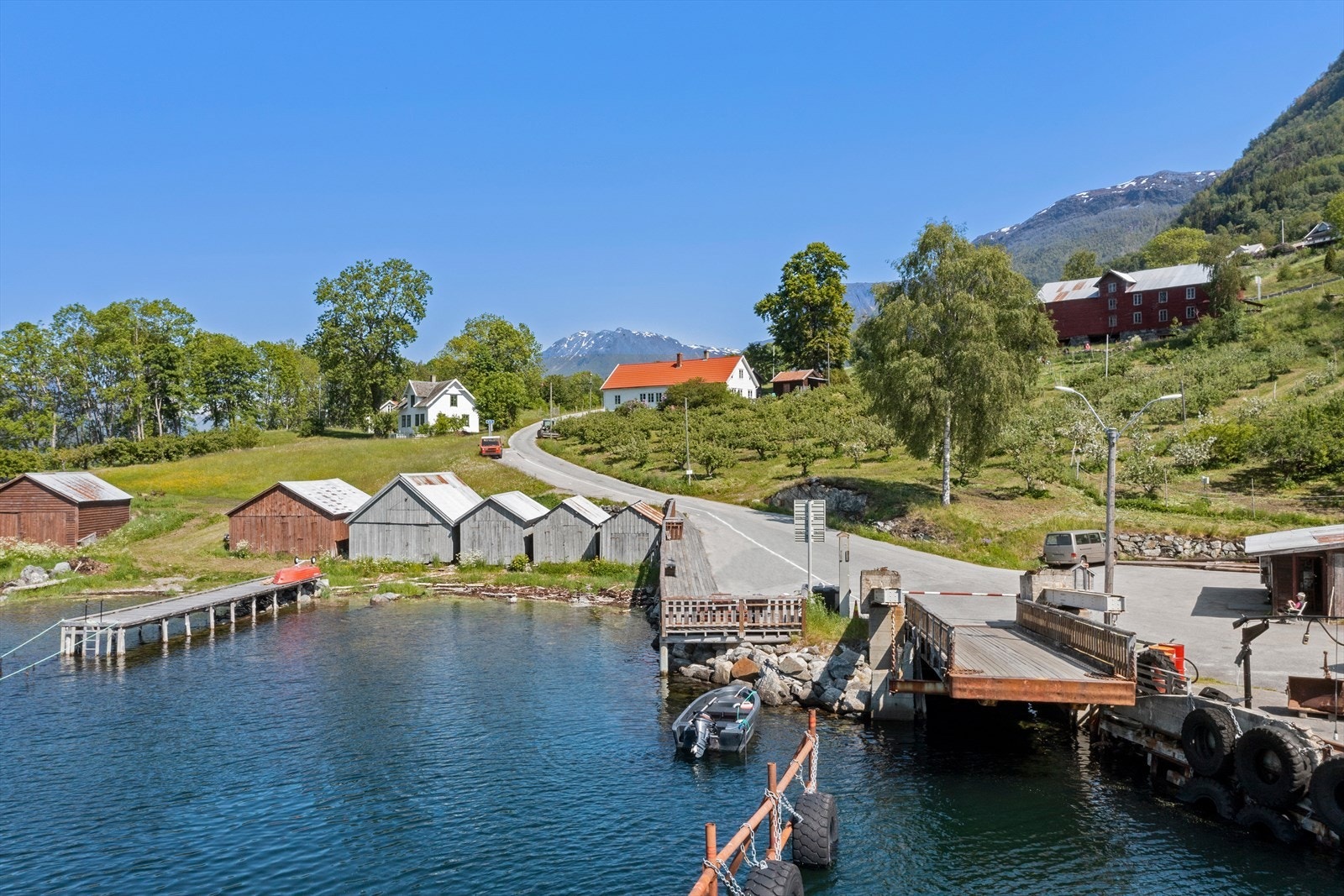 Om ein må køyre rundt fjorden er det omlag 56 kilometer til Gaupne og omlag 85 kilometer til Sogndal. Galleribilde