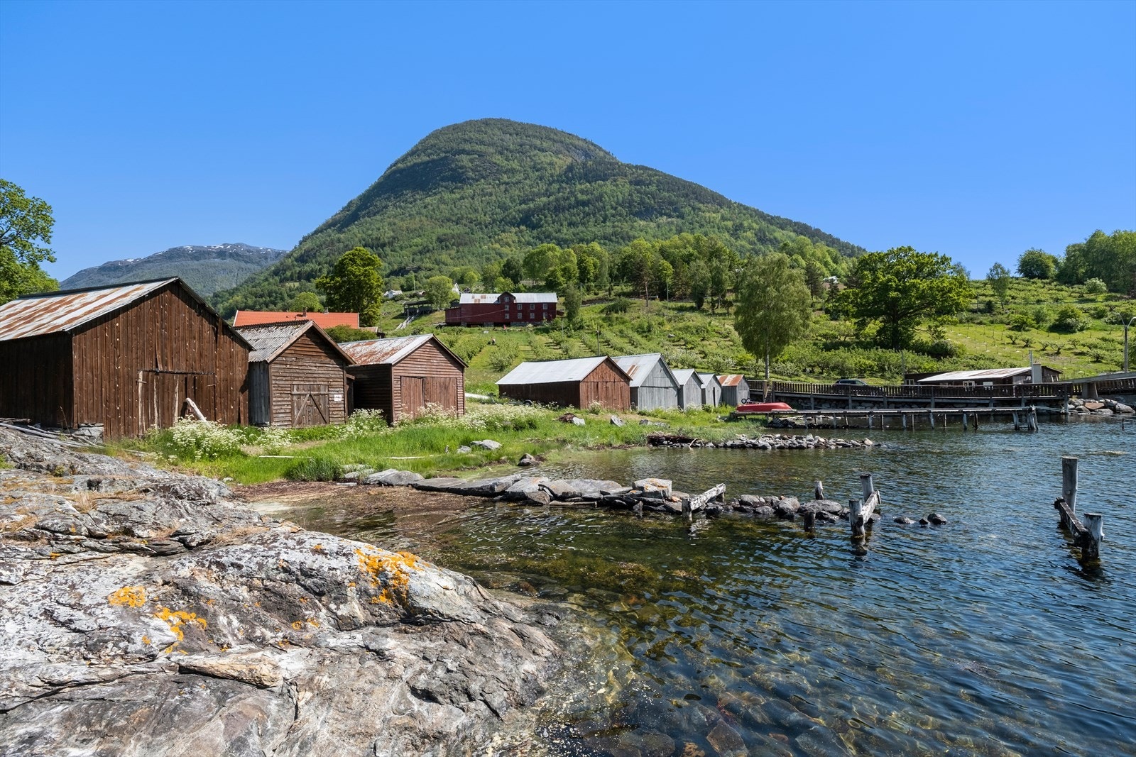 Idyllisk nærområde ved fjorden Galleribilde
