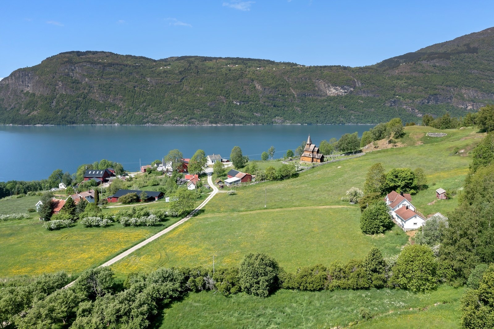 Området er prega av landbruk med dyrehald og frukt- og bærproduksjon Galleribilde