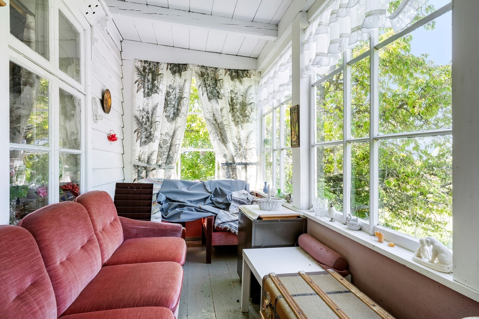 Våningshuset er eit klassisk vestlandsk gardshus med to stover, kjøken og kammers i hovudetasjen. Galleribilde