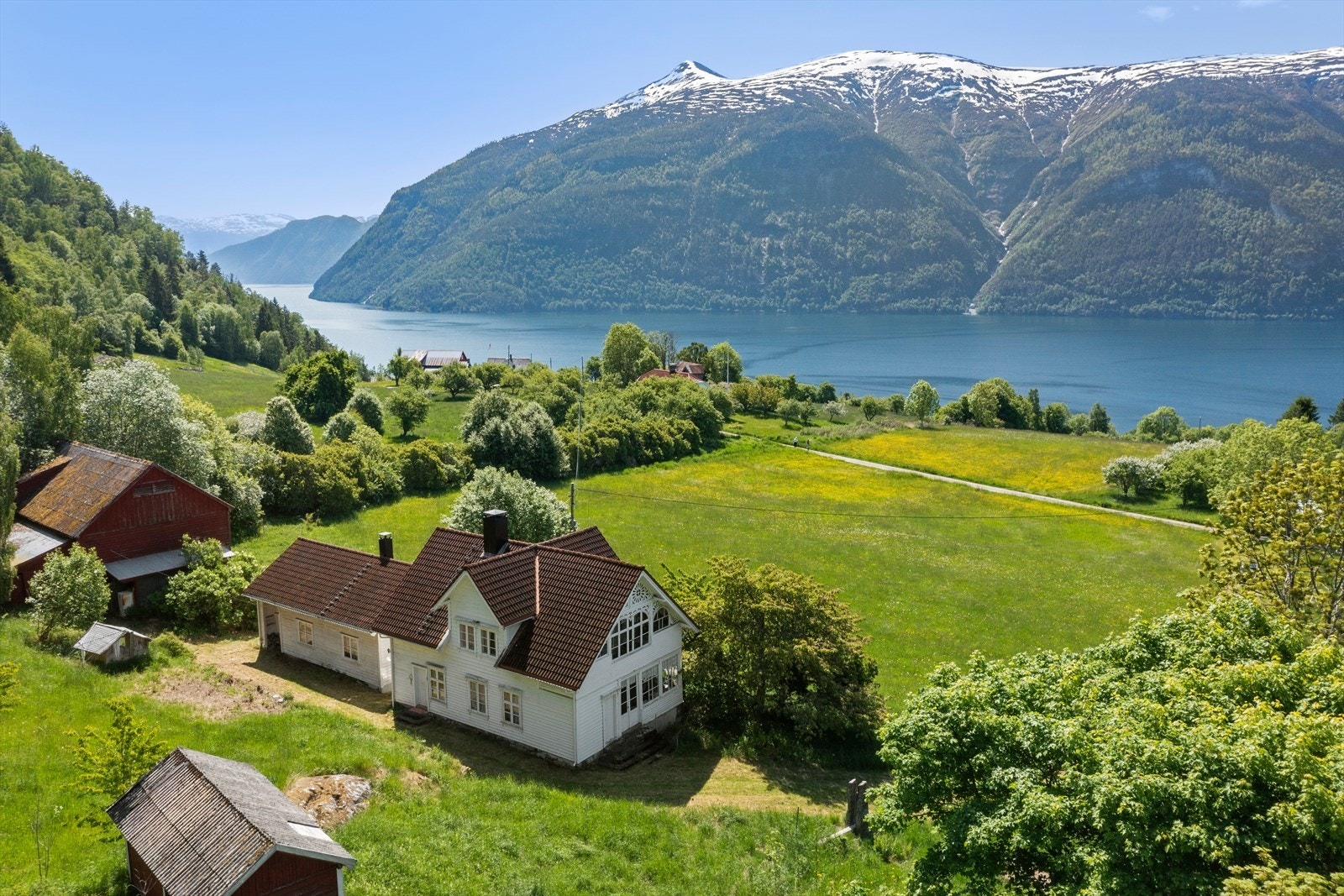 Eigedomen ligg i naturskjønne omgivnader på Ornes på sørsida av Lustrafjorden Galleribilde