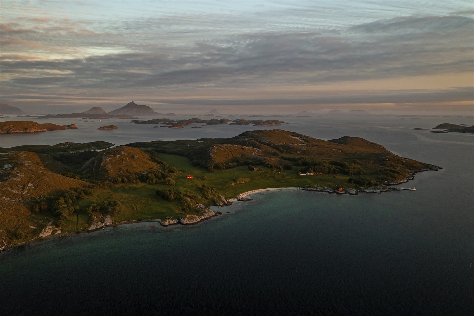 Selve Flatøya er bebygd med flere våningshus som i dag benyttes til fritidsbolig. Du finner også flere naust på øya. Det er adkomst til øya med egen båt. Galleribilde