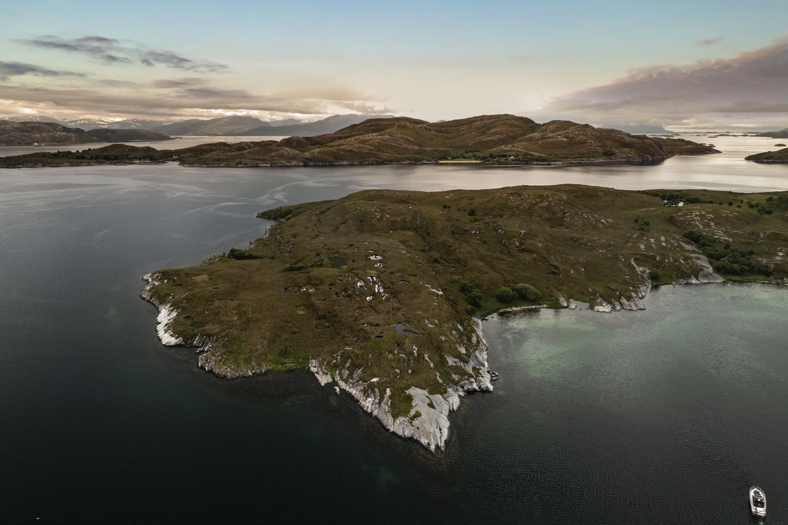 Rett sør for Flatøya har du gode utsynsforhold mot Breisundet som er passasjen mellom Rødøyfjorden i øst og Blikværfjorden i vest. Galleribilde