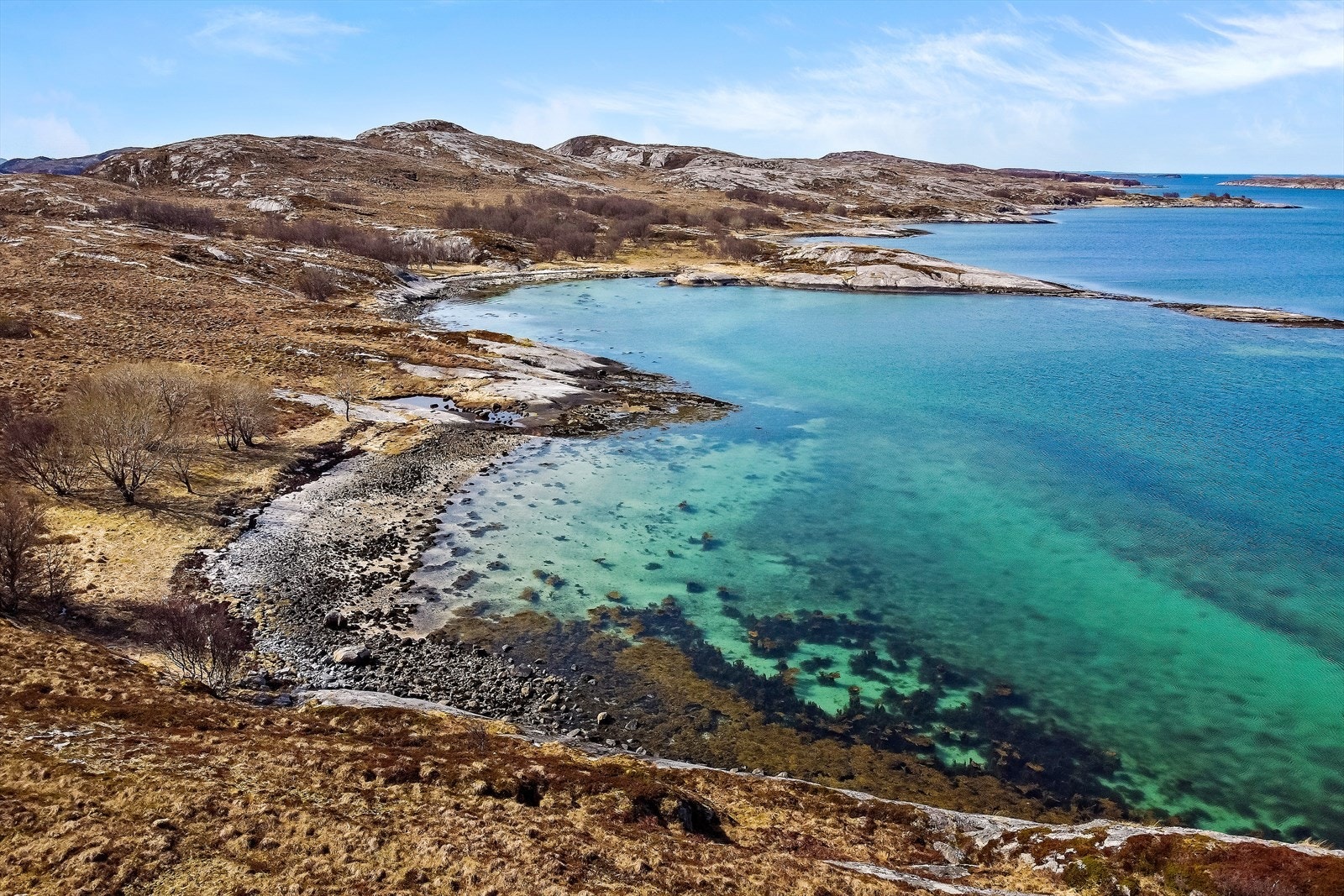 Bær kan du selvsagt plukke fritt både på Flatøya, Store - og Litle Lyngøya, samt andre øyer og holmer i nærområdet. I fjordene rundt er det svært gode fiskemuligheter. Her biter både sei, torsk, kveite og ut, for å nevne noe. Galleribilde