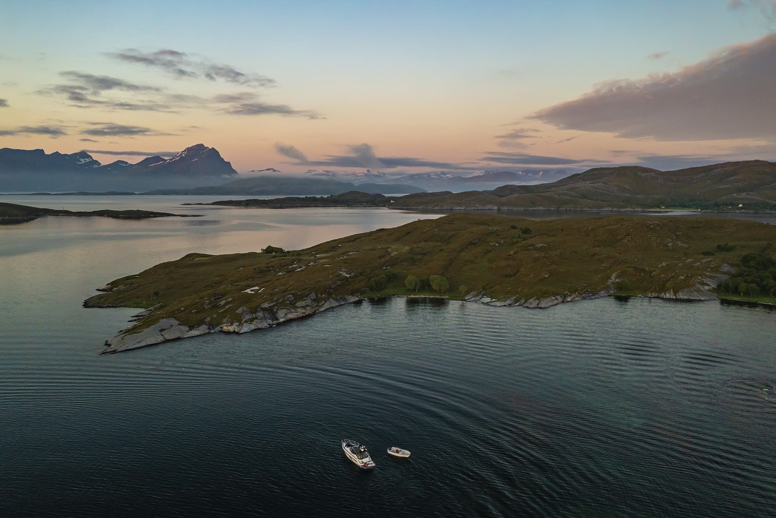 Sør for Flatøya finner man Selsøyvik. Her er det både landhandel, restaurant og pub, og man kan nyte både god mat og drikke til midnattssola. Selsøyvik har gjestehavn med drivstoffanlegg til fylling både på land og på flytebrygga. Galleribilde