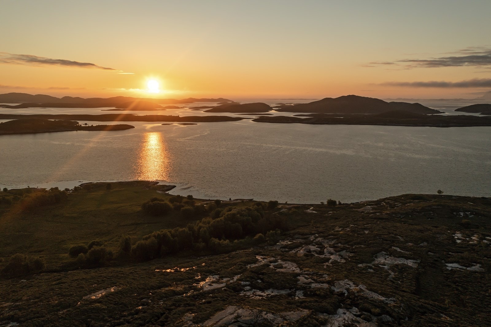 Den første kjente kapellanen het Ole Vangberg (1652). Han hadde sin kapellangård her ute på Flatøya. Siste var Christian Vøshen. I 1822 ble Træna og Lurøy fradelt som eget prestegjeld for andre gang, dette ble slutten for kapellaniet i Rødøy prestegjeld. Galleribilde