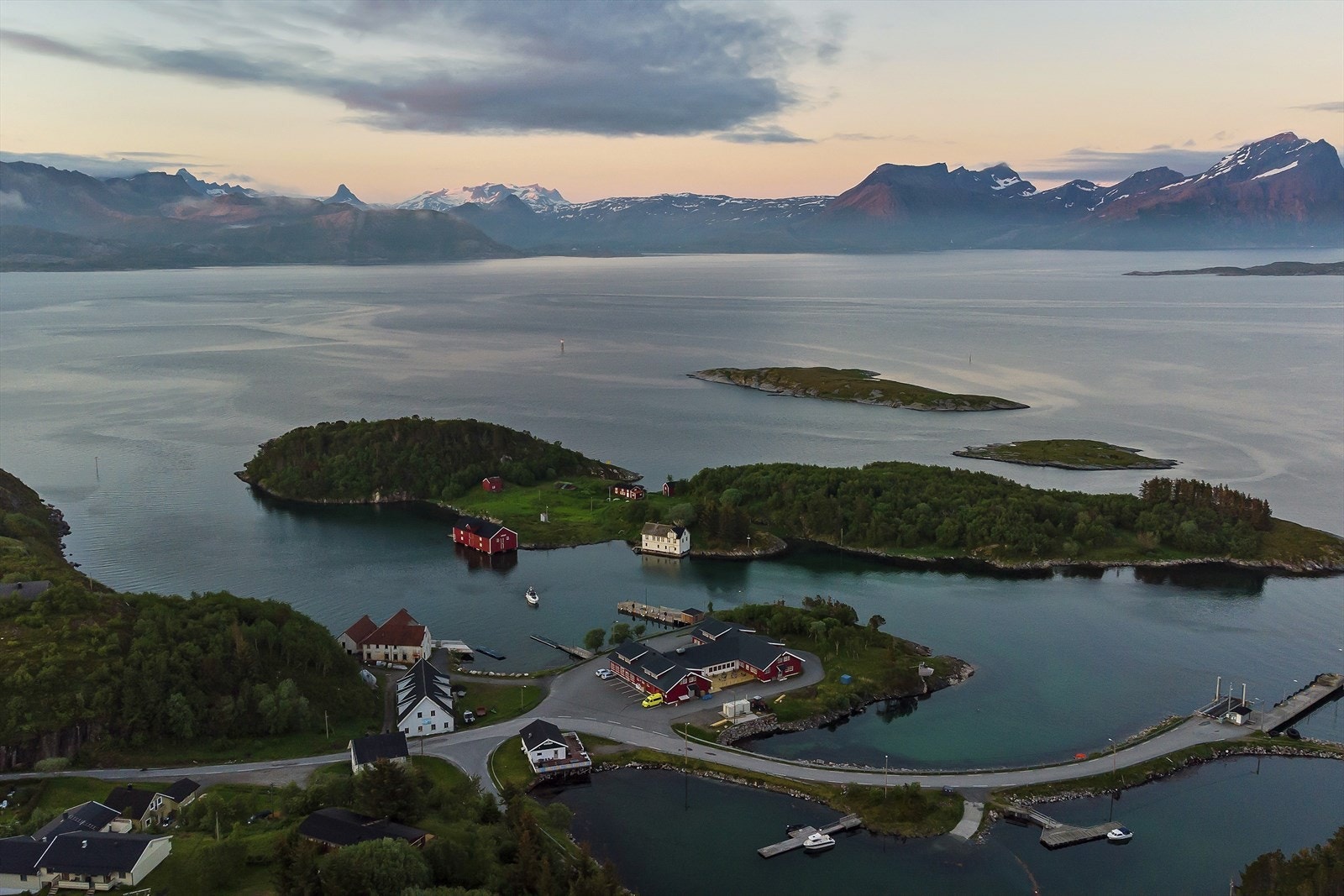 Nærområdet er bestående av mange koselige tettsteder, og av dem kan man blant annet nevne Rødøya nordøst for Flatøya. Her kan man utforske fine natur- og turområder, hvite sandstrender og morsomme aktiviteter for familien. På Rødøya har du også butikk. Galleribilde