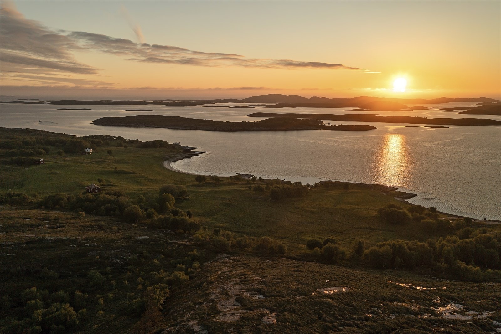 Eiendommen har meget gode sol- og utsiktsforhold. Du kan faktisk oppleve midnattssol, slik vi gjorde da bildene av eiendommen ble tatt på våren 2022. Galleribilde