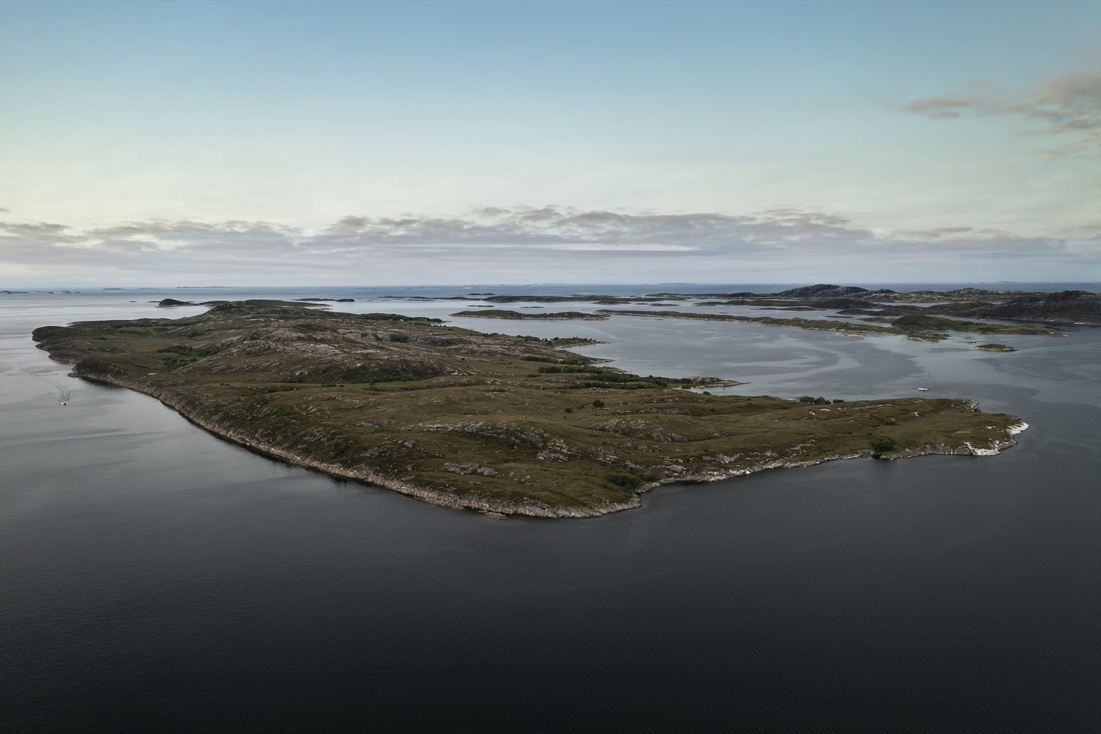 Flatøya ligger vakkert til i Rødøy kommune, omkranset av Gjessøya i nordvest, Rødøya i nordøst og Gjerdøya i sør. Galleribilde