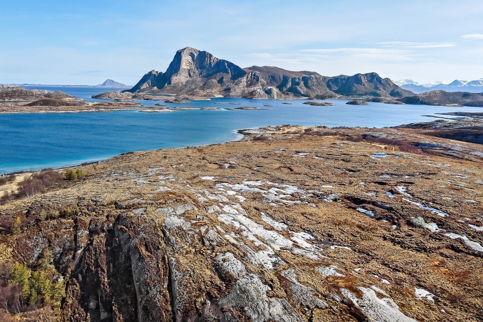 Flatøya har et kupert landskap med slette og åker møt øst. Langs hele øya går det en rygg av mindre koller/fjell. Flatøylia ligger ca. 59 moh., neste høyde ligger 36 moh. og helt øst finner vi en høyde på 29 moh. Galleribilde