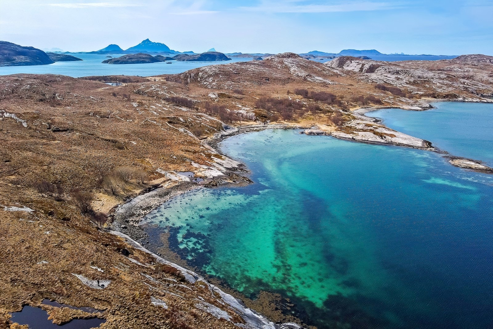 Resten av øya består av lett buskvekst, gress-, mose- og myrlandskap. Her kan du oppleve Helgelandskysten på sitt beste. Du har midnattssol i deler av juni/juli som kan nytes ved godvær. Galleribilde
