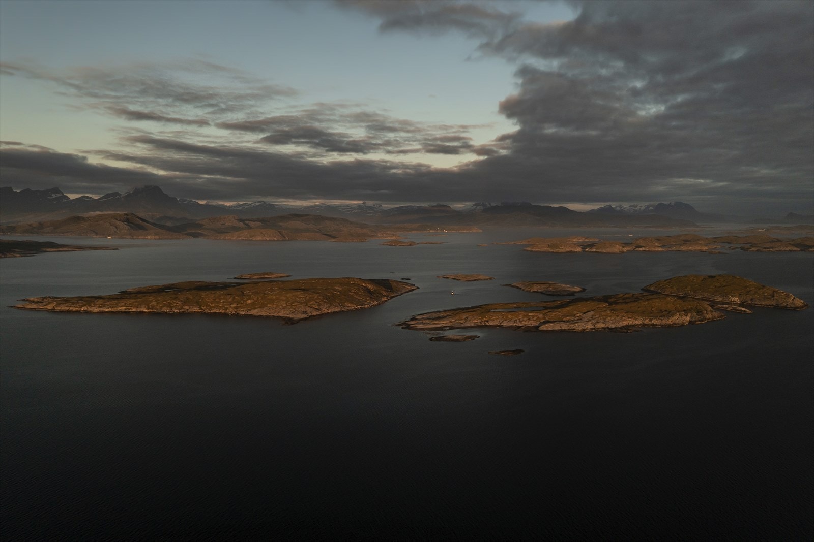 Rett vest for Flatøya finner du Store- og Litle Lyngøya, samt Skarvholmen med tilhørende skjær som medfølger i handelen. Galleribilde