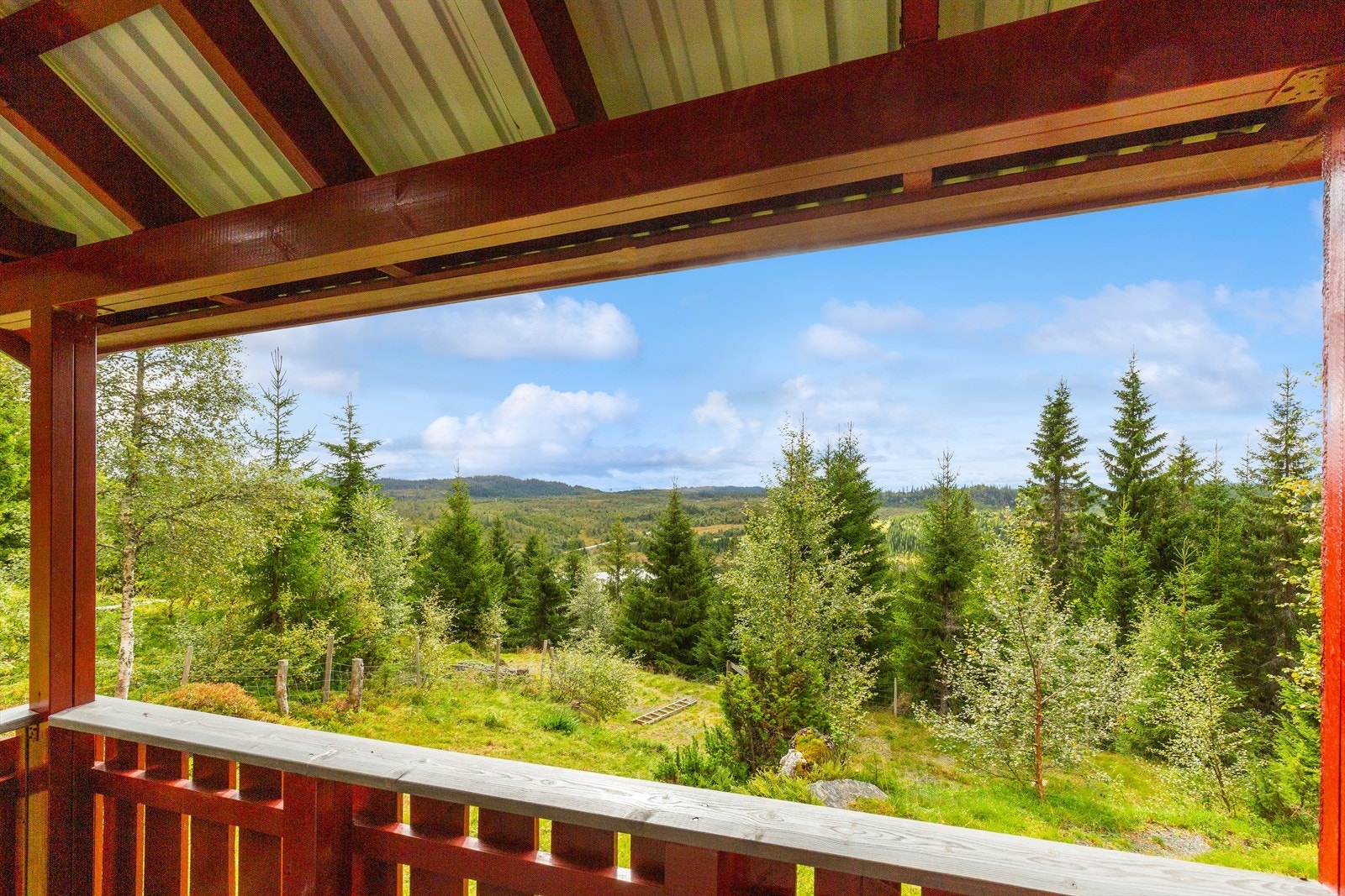 Eiendommen har en flott beliggenhet med gode sol - og utsiktsforhold. Galleribilde
