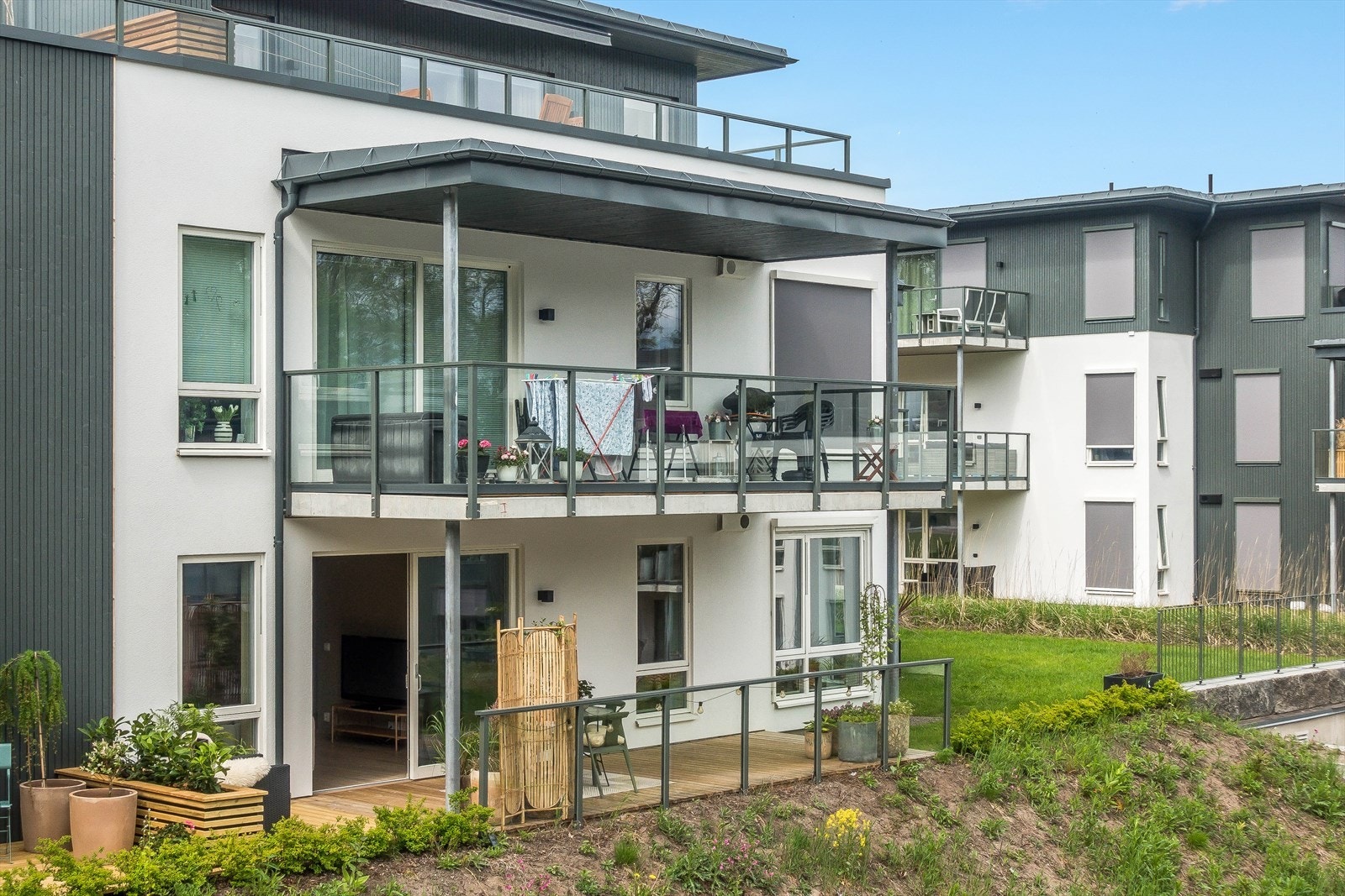 Romslig markterrasse med skyvedør ut fra stue. Galleribilde