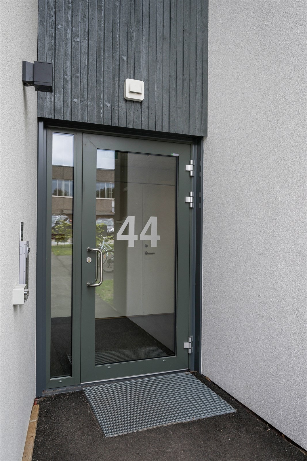 Felles inngang med calling. Galleribilde