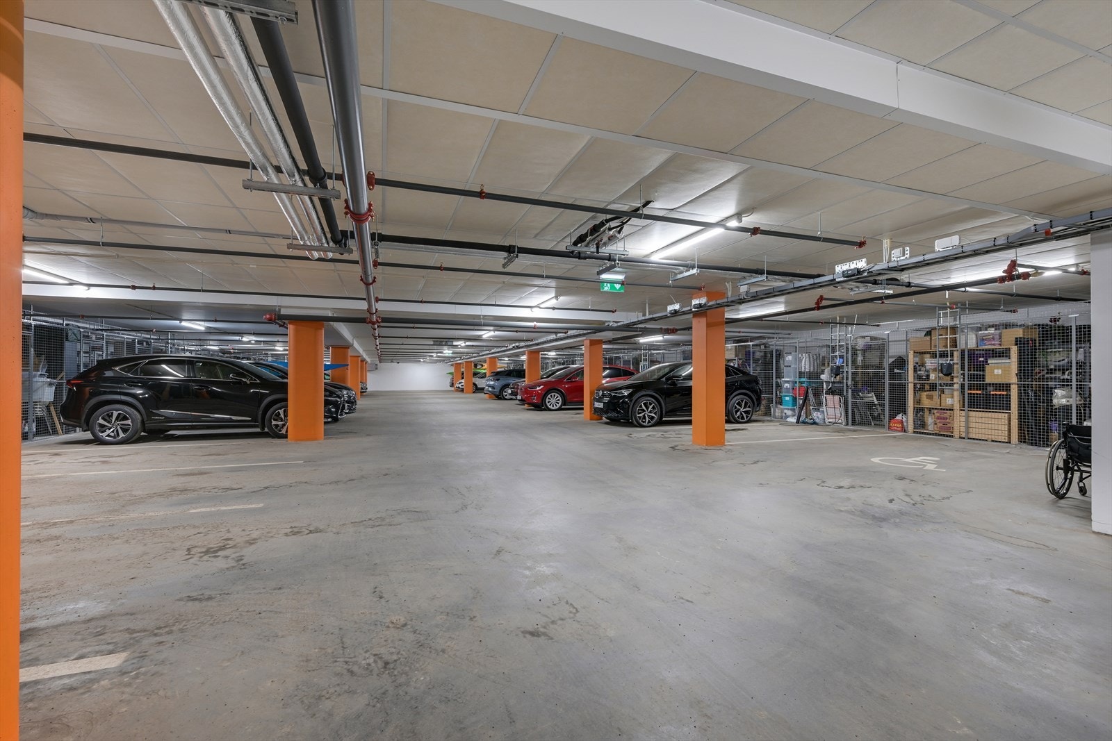 Garasjeanlegg med egen garasjeplass med bod, klargjort for el-bil lader. Galleribilde