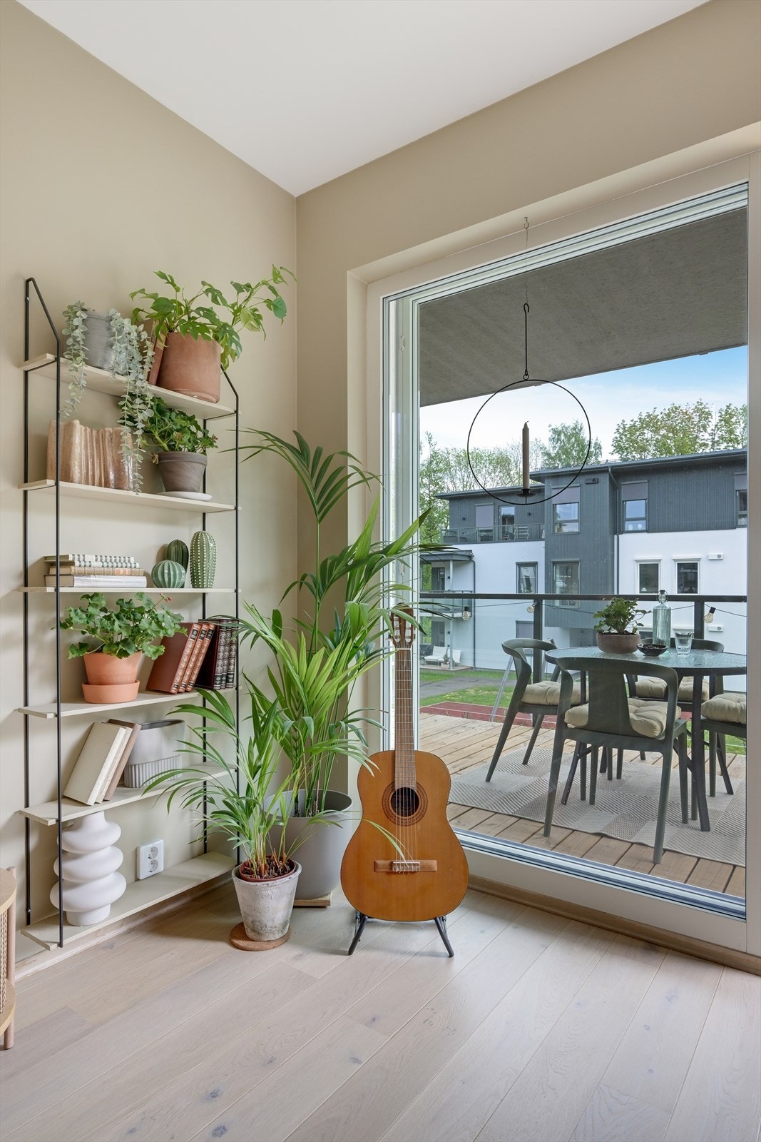 Stue med store vindusflater gir godt med dagslys. Galleribilde