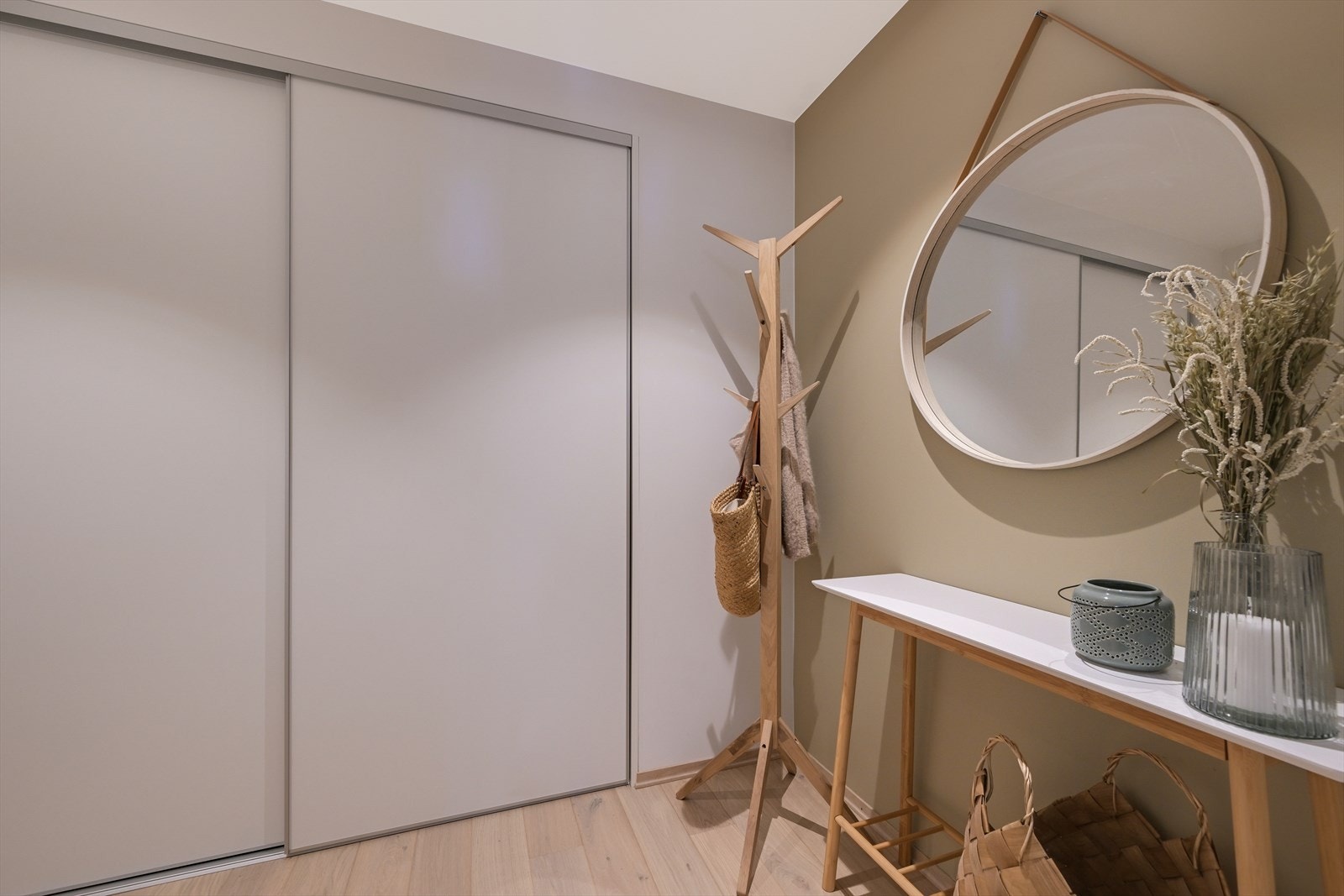 Entré med skyvedørsgarderobe. Galleribilde