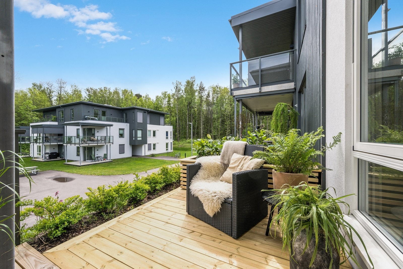Overbygget egen markterrasse, med kyststi og Oslofjorden like bak bygget vi ser. Galleribilde
