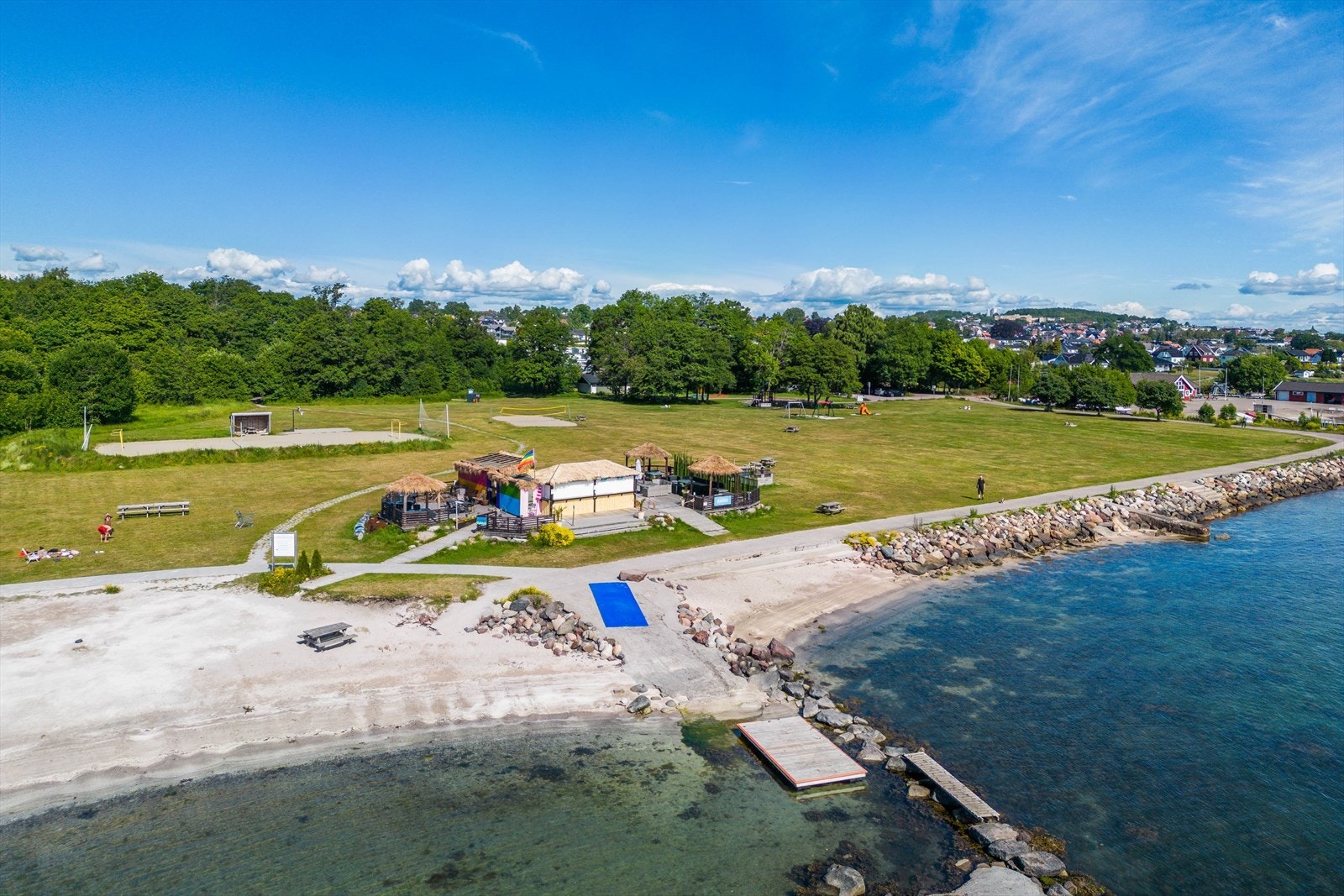 Rørestrand med beachsbar og sandstrand, grillplasser og beachvolley. Galleribilde