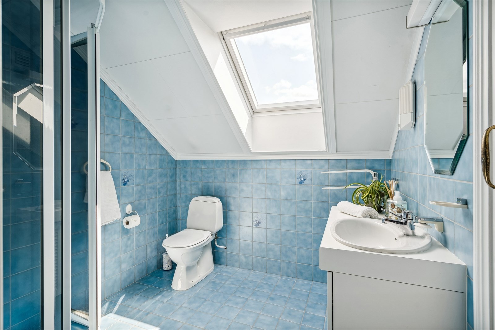 Helfliset bad med varme i gulv. Baderomsinnredning med laminat benkeplate og servant. Utstyrt med klosett og dusj. Selger opplyser at badet fungerer fint til dagens bruk, men at renovering må påregnes. Takstmann opplyser at våtrommet må totalrenoveres. Galleribilde