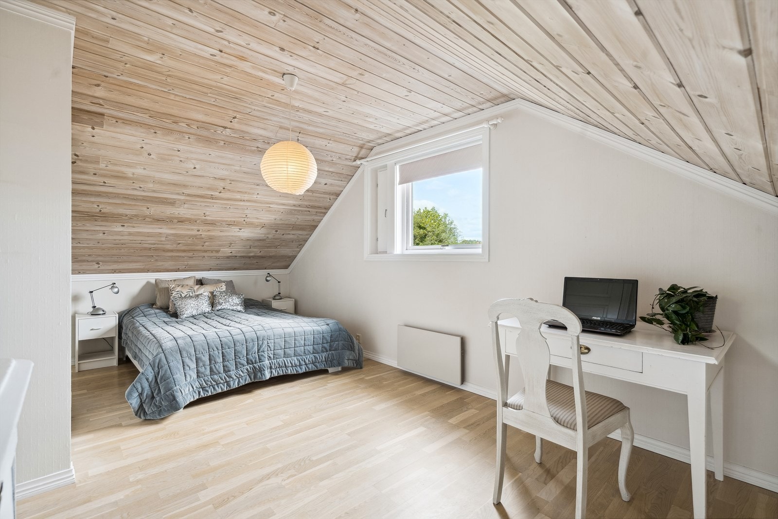 Alle soverommene har plassbygget skyvedørsgarderobe. Galleribilde