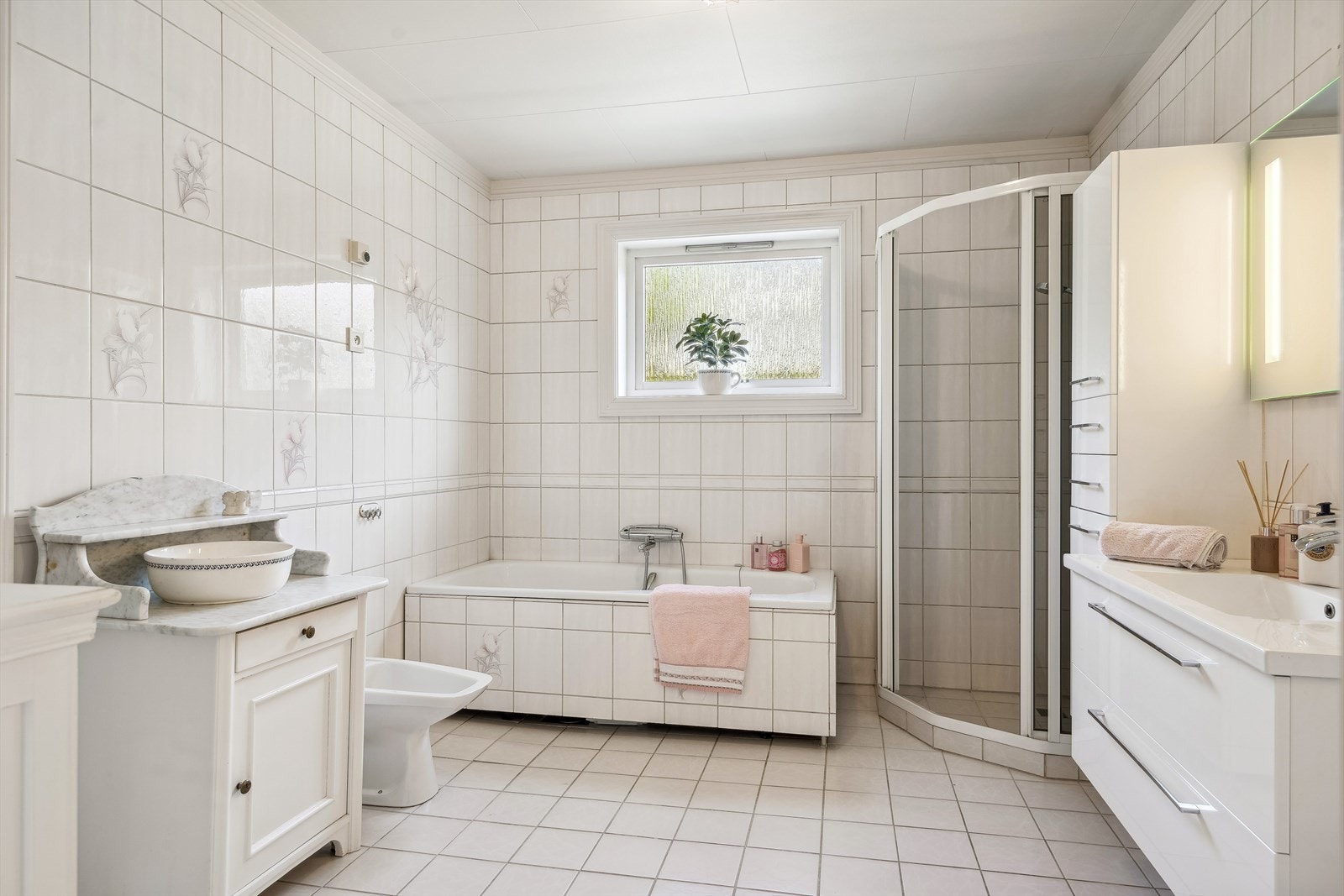 Selger opplyser at badet fungerer fint til dagens bruk, men at renovering må påregnes. Takstmann opplyser at våtrommet må totalrenoveres. Galleribilde